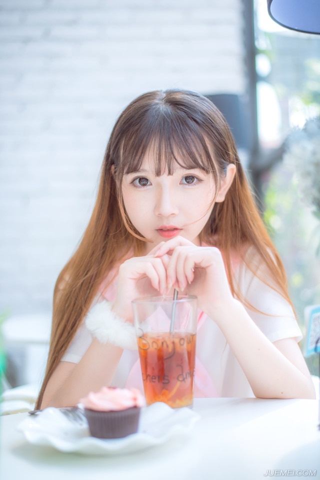 “是。”虽然不明白发生了什么事，管家也没干多问，连忙躬身答应一声，带了几名家丁前往刘璝的岳父那里准备接人，只是刘璝的夫人已经先一步离开，并没有接到，当这件事情被管家告知刘璝之后。